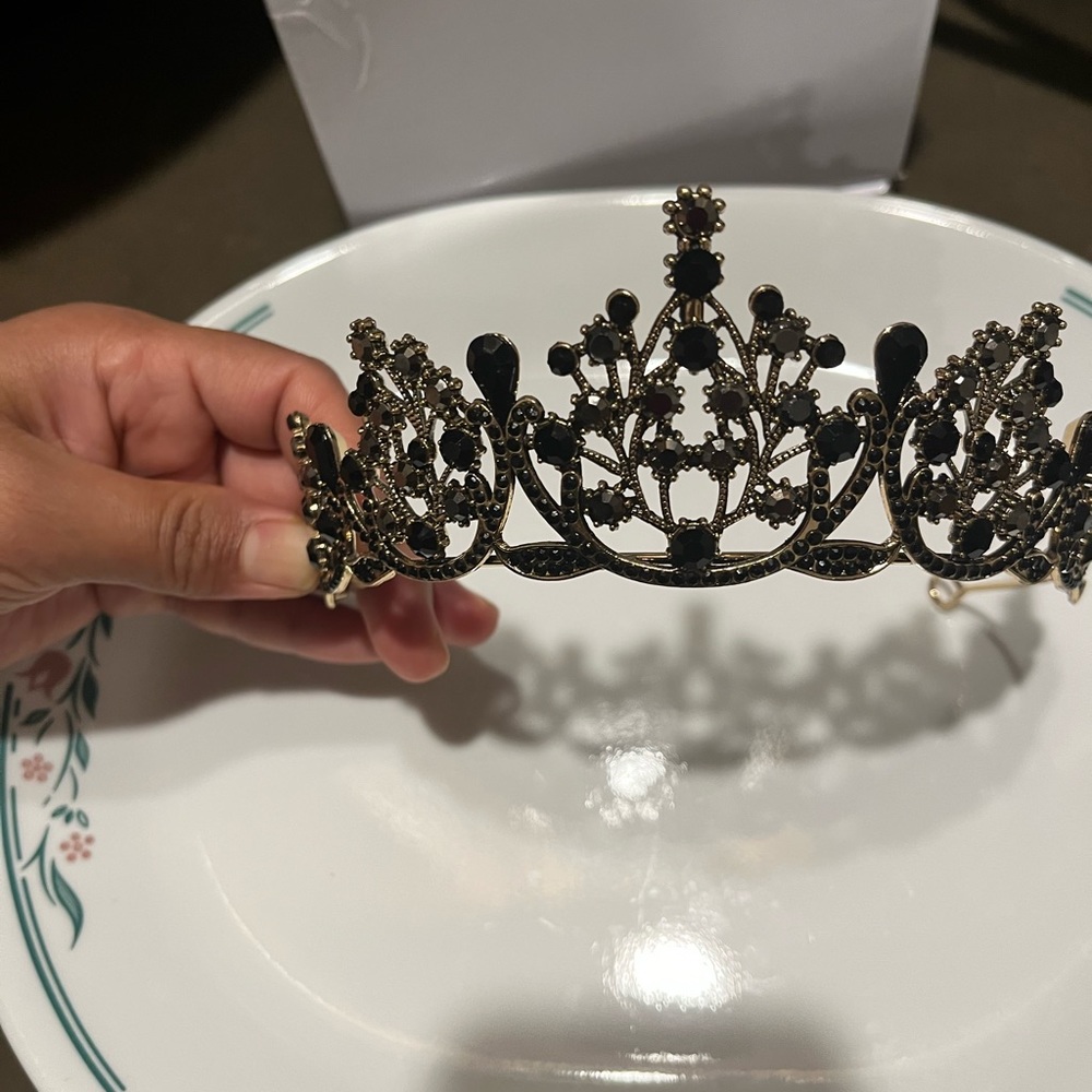 Crown - Picture 5 of 7